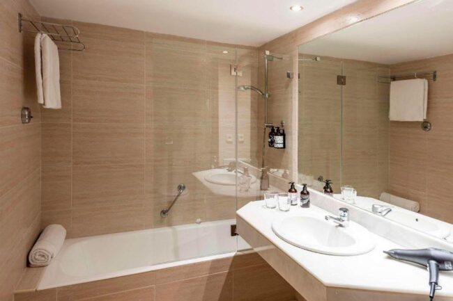 Innside Room Bathroom