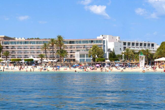 Direct access to the magnificent Palmanova beach