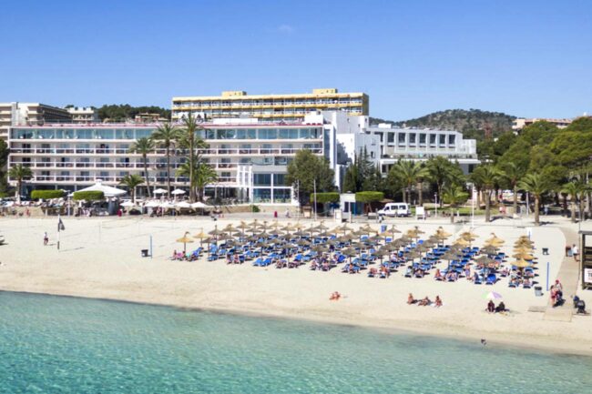 Direct access to Palmanova beach - fine sand and crystal-clear waters