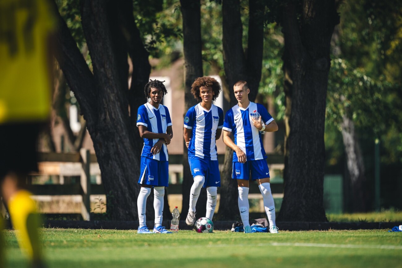 Hertha BSC Integrated Academy Team gegen BVB Soccer Academy United States am 28.08.2024 in Berlin, Deutschland. (Foto von Jan-Philipp Burmann / City Press GmbH Bildagentur)